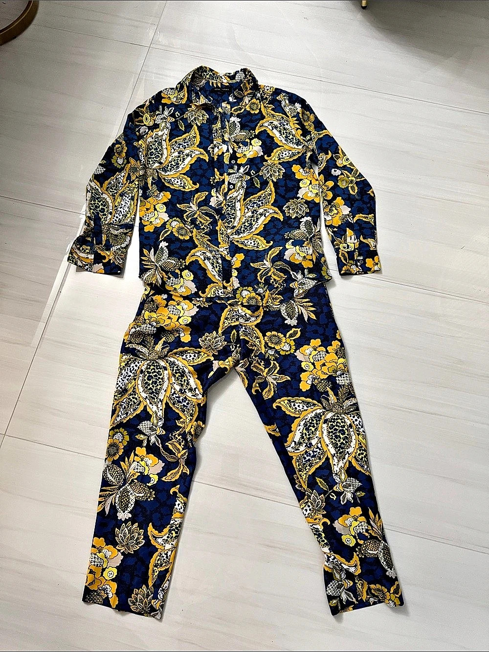 Banana Republic Paisley set in Blue & Yellow Size 6 Like New